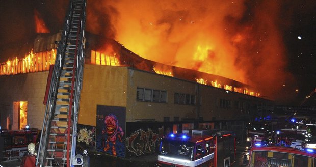 Trampolinove Centrum Nekdo Zapalil Obri Pozar Ve Vysocanech