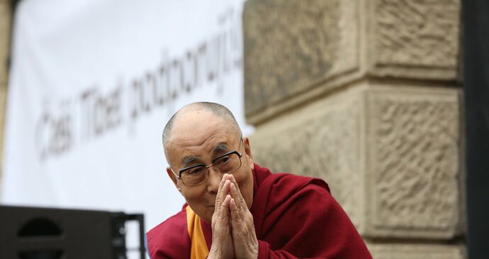 Lidé se přišli na Hradčanské náměstí v Praze přivítat s duchovním vůdcem dalajlámou.