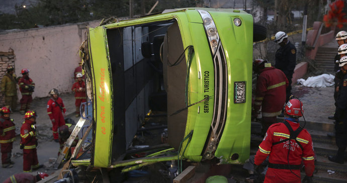 Autobus se zřítil do rokle: Nejméně 15 mrtvých a 14 zraněných při tragédii v Peru