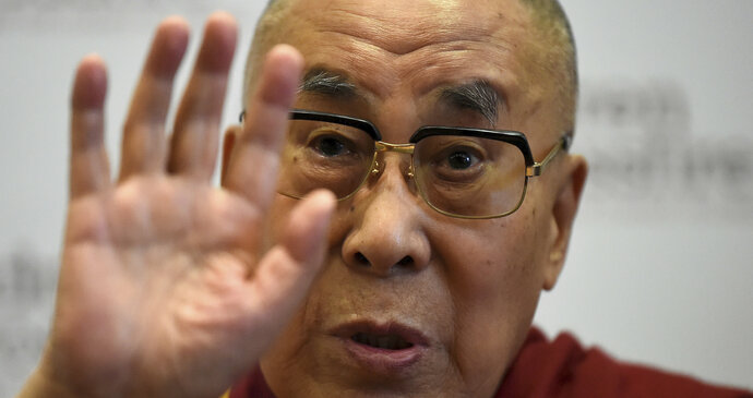 Evropa by měla uprchlíkům pomoci, ale hlavním cílem musí zůstat jejich návrat domů, uvedl dalajláma