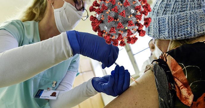 Koronavirus ONLINE: 514 případů za pondělí. A certifikát o očkování či testu již lze stáhnout