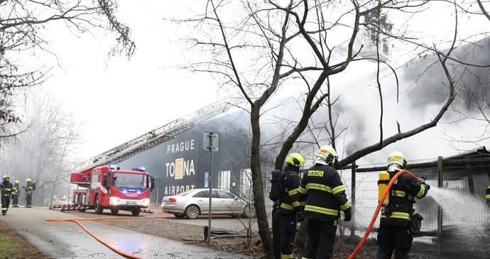 Obří požár na letišti Točná: Hoří hangár s historickými letadly!