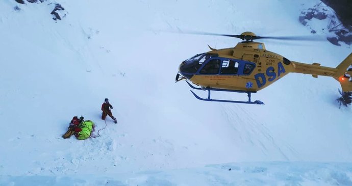 V Krkonoších spadla už druhá lavina! Zasahují záchranáři i zdravotníci