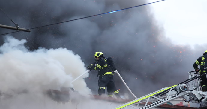 Mohutný požár v Braníku: Hoří hala, hasičům se nedaří plameny zkrotit