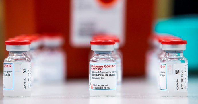 Koronavirus ONLINE: Moderna zabírá i u teenagerů. A 816 hospitalizovaných v Česku