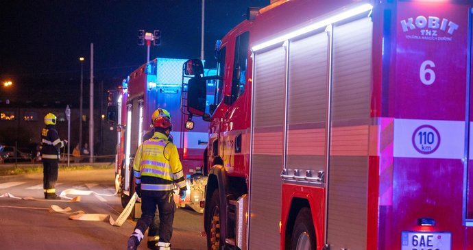 Ničivý požár v Čestlicích u Prahy: Mc Donald’s spálily plameny, škoda je 10 milionů