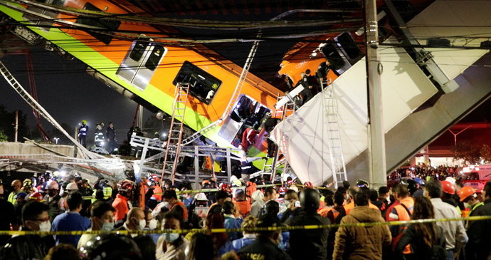 Pod metrem se zřítil most: 13 mrtvých a 70 zraněných po děsivé nehodě v Mexiku