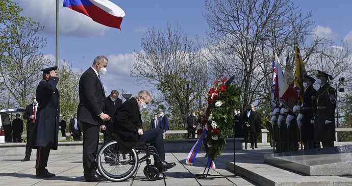 ŽIVĚ: Zeman na Vítkově vstal z vozíku na hymnu. Česko si připomíná konec 2. světové války