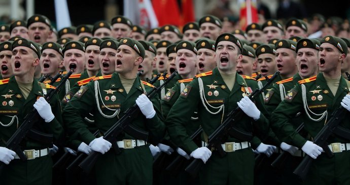ŽIVĚ: „Hurá!“ Putin spustil oslavy Dne vítězství v Moskvě. Bez roušek i covidových rozestupů