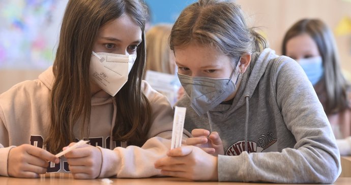 Koronavirus ONLINE: Roušky ve škole dětem zůstanou, dupl si Vojtěch. Přes 165 tisíc registrací 16+