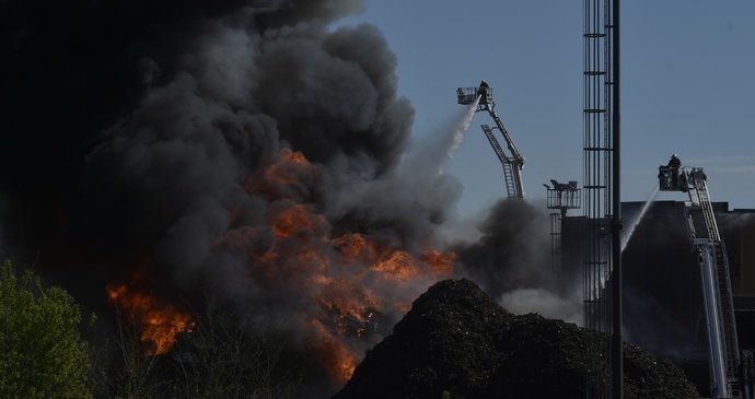 Hasiči likvidují mohutný požár vrakoviště v Ostravě: Hořet začalo po explozi