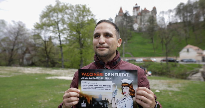 Vakcína u Drákuly: Rumuni se můžou nechat očkovat na hradě upíra, mučírna mají zdarma