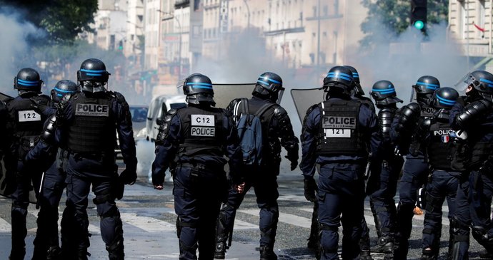 Palestinci protestují po celé Evropě: Ve Paříži policie nasadila slzný plyn a vodní děla