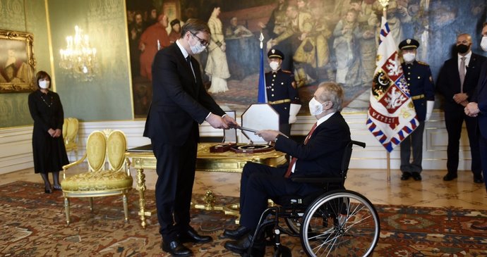 Zeman na vozíku přivítal srbský protějšek. S Vučičem si vyměnil státní vyznamenání