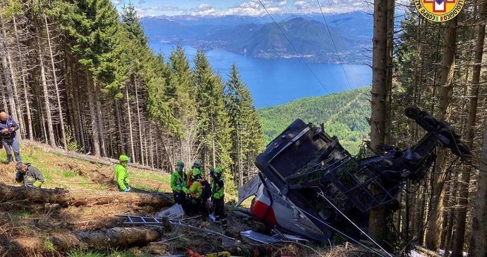 9 mrtvých při pádu kabiny lanovky v Itálii. Dvě těžce zraněné děti skončily v nemocnici