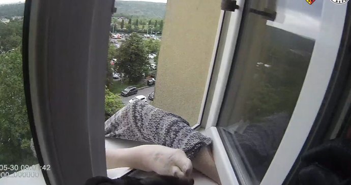 Děsivé video: Stařenka v Praze visela z okna v 7. patře jen za nohu! Vypadla, když plašila holuby
