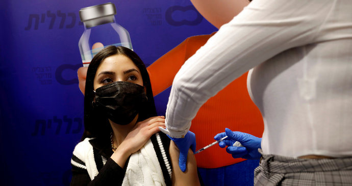 Koronavirus ONLINE: Za sobotu jen 152 nových případů. A Izrael začal očkovat děti 12 - 15 let