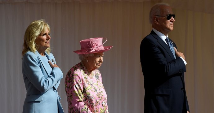 Alžběta II. pozvala po summitu G7 Bidenovi na čaj. Oblékla růžové šaty, Jill blankytný kostým