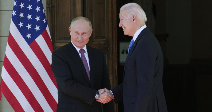 Putin a Biden se poprvé sešli: Obří manévry, luxusní vila a bitka novinářů
