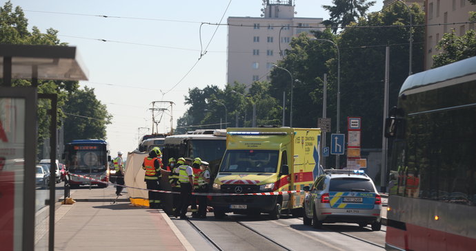 Vážná nehoda na Petřinách: Autobus srazil chodkyni, svědci ženu na ulici oživovali do příjezdu záchranářů