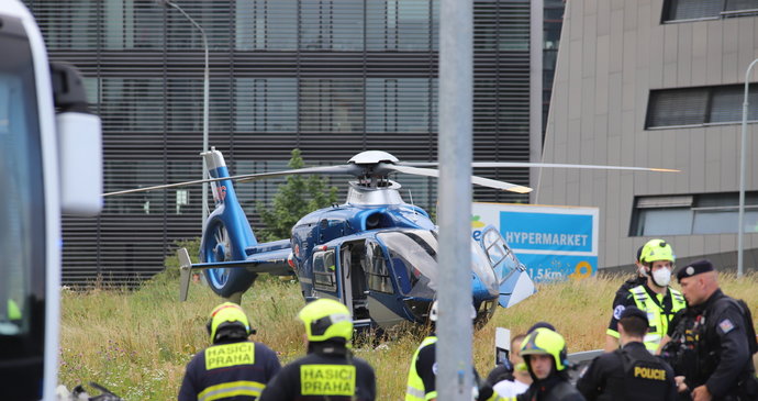 Vážná nehoda v Praze: V Michli se srazilo několik aut a autobus! Pro zraněné letěl vrtulník