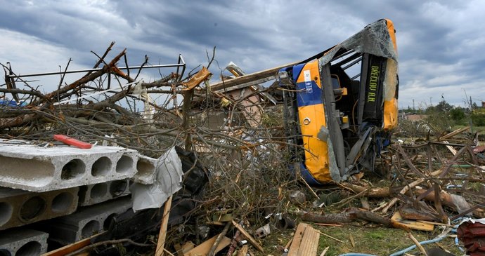 Tornádo ONLINE: Hejtmana děsí lži, 150 domů k demolici a stovky lidí stále bez proudu