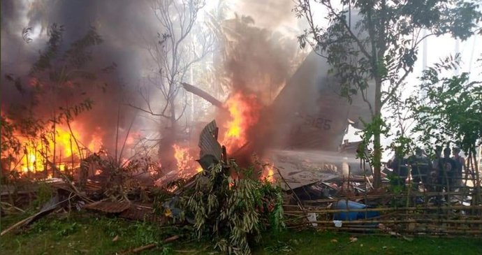Pád letadla na Filipínách: Vojenský stroj s 85 lidmi na palubě nezvládl přistání