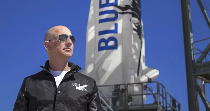 Miliardář Bezos už sedí ve své kosmické lodi. Sledujte od 15 hodin přímý přenos startu