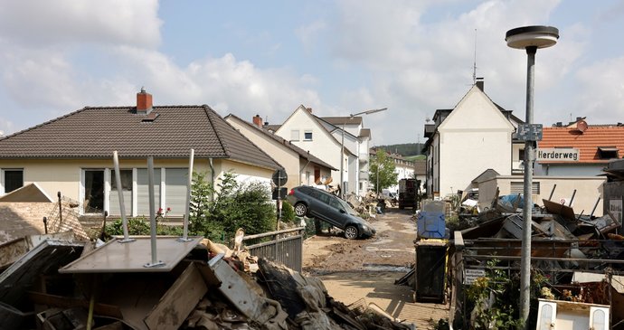 Němci mají po katastrofických záplavách strach z covidu. Nasadí očkovací autobus