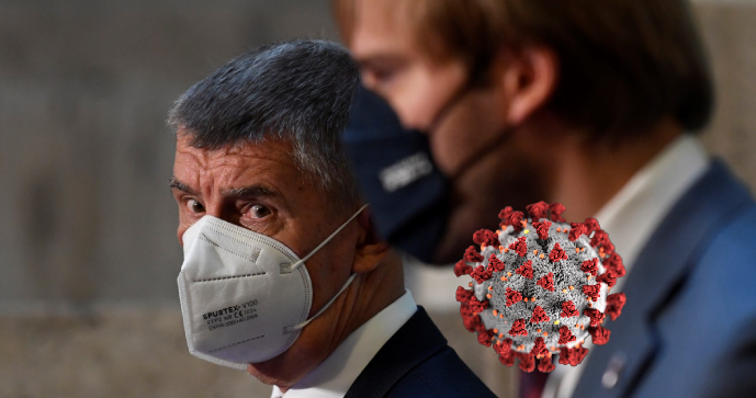 Koronavirus ONLINE: Lékaři můžou ordinovat roušku místo respirátoru. A Francie zčervenala