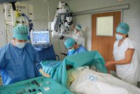 Právnička Michaela byla po operaci očí půl roku na neschopence: Brněnskou kliniku žaluje o odškodnění