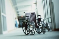 Nejasné platby za berle či vozíky: Soud stopl část zdravotního pojištění