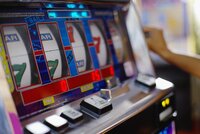 Plošný zákaz hracích automatů v Praze: Magistrát je pro, ale radnice mají výhrady