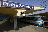 Mezi Smíchovem a Radotínem nejezdí vlaky linky S7, další jsou odkloněny. Může za to porucha vedení