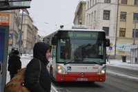 Desetiletému chlapci přejel v Praze autobus nohu na přechodu pro chodce