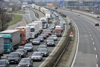 Na dálnici D1 před Prahou došlo k hromadné nehodě. Vážně se zranil motorkář