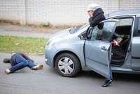 Děsivá nehoda na Vinohradech: Auto smetlo chodce, skončil v nemocnici. Policie hledá svědky