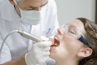 Zubaři: Zkažené zuby jsou vaše vina, plombu si zaplaťte