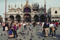 Za sezení na chodníku pokuta až 13 tisíc: Benátky chystají další bič na turisty