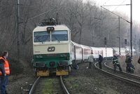 Tragédie na kolejích u Chocně: Vlak srazil mladého muže