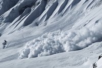 Lavina zasypala skupinku lyžařů ve švýcarských Alpách, třem už nešlo pomoci