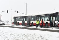 Kalamita na silnicích. Kvůli rannímu sněhu kolabuje autobusová příměstská doprava