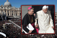 Nemocný papež se naposledy loučil se statisíci věřících, museli ho podpírat!