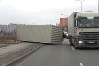 V Praze se převrátil kamion v křižovatce: Spadl na chodník