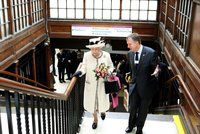 Tajná řeč královny Alžběty II.: Se strážci mluví přes svou kabelku