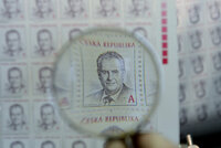 Olízněte si Zemana: Poštovní známky s prezidentem jsou hotové