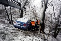 Konec oblevy, řidiče zaskočilo sněžení: Po nehodách jsou zraněné i děti
