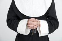 Jeptišku znásilnil třináctkrát biskup, konečně ho zatkli