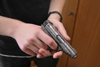Náctiletý mladík přepadl s pistolí v ruce brněnskou prodejnu a dvě nezletilé dívky