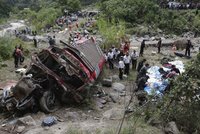 Kamion v protisměru smetl autobus plný lidí: 20 mrtvých a desítky zraněných